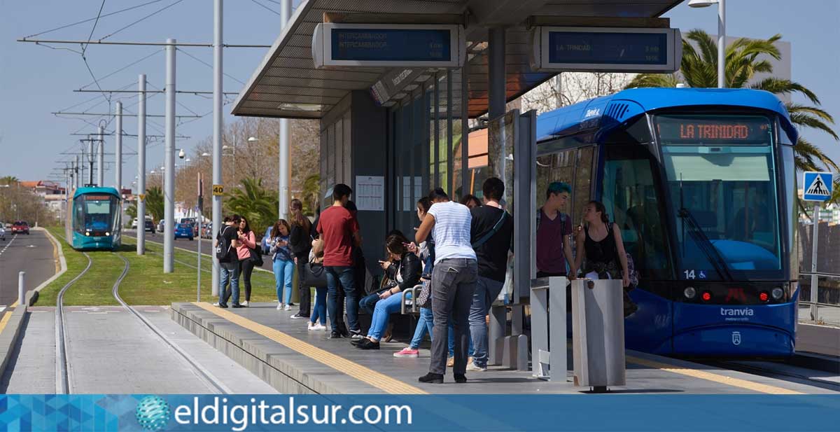 Pasajeros en la parada del tranvía en Tenerife