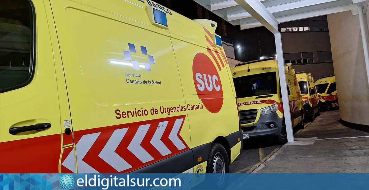 Varias ambulancias en espera en el acceso al Hospital Universitario de Canarias