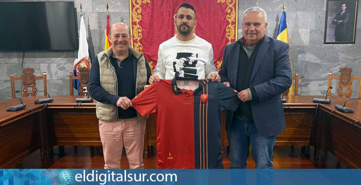 Cherre Bello, acompañado por los representantes del Ayuntamiento, durante el homenaje a su trayectoria deportiva en el Consistorio de San Miguel de Abona