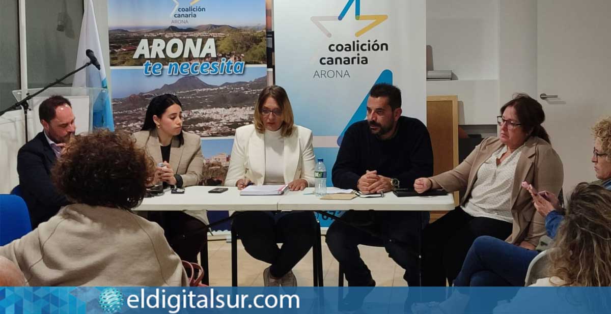 Miembros de Coalición Canaria de Arona durante la reunión en la que abordaron la disolución del pacto de gobierno en el Ayuntamiento / EDS