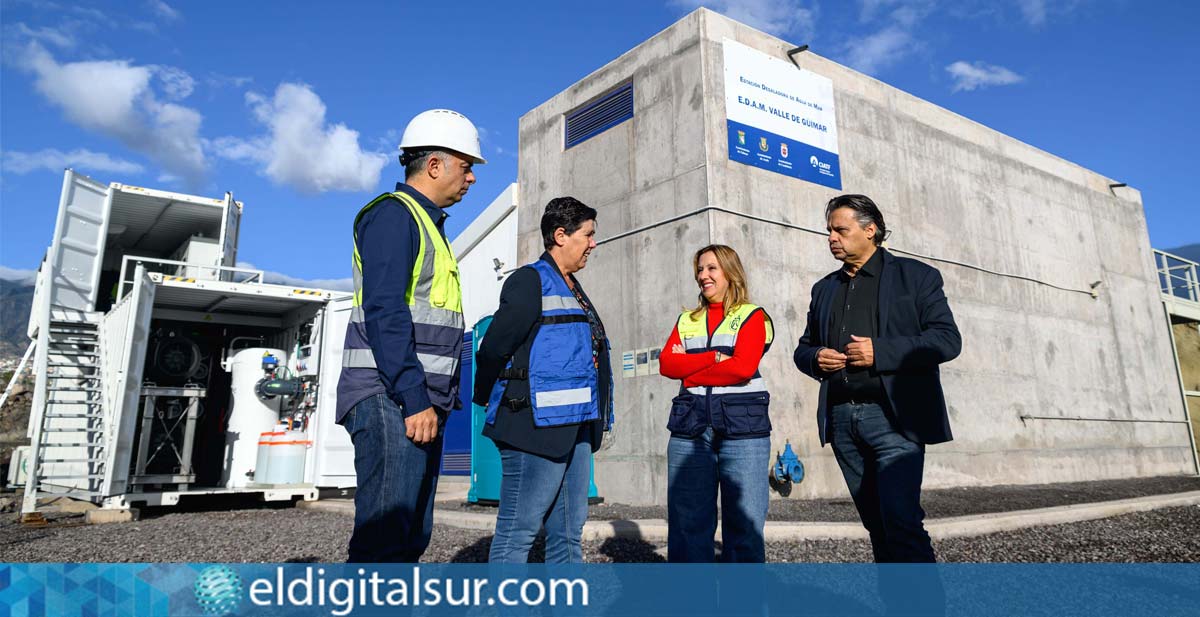 Rosa Dávila, Blanca Pérez y Gustavo Pérez durante su visita a la nueva Estación Desaladora de Agua de Mar en Güímar