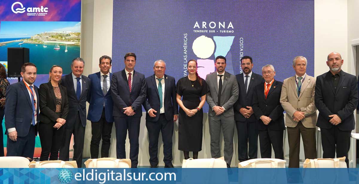 Representantes de Arona, autoridades de otros municipios y empresarios del sector turístico durante la presentación de Arona en Fitur 2025