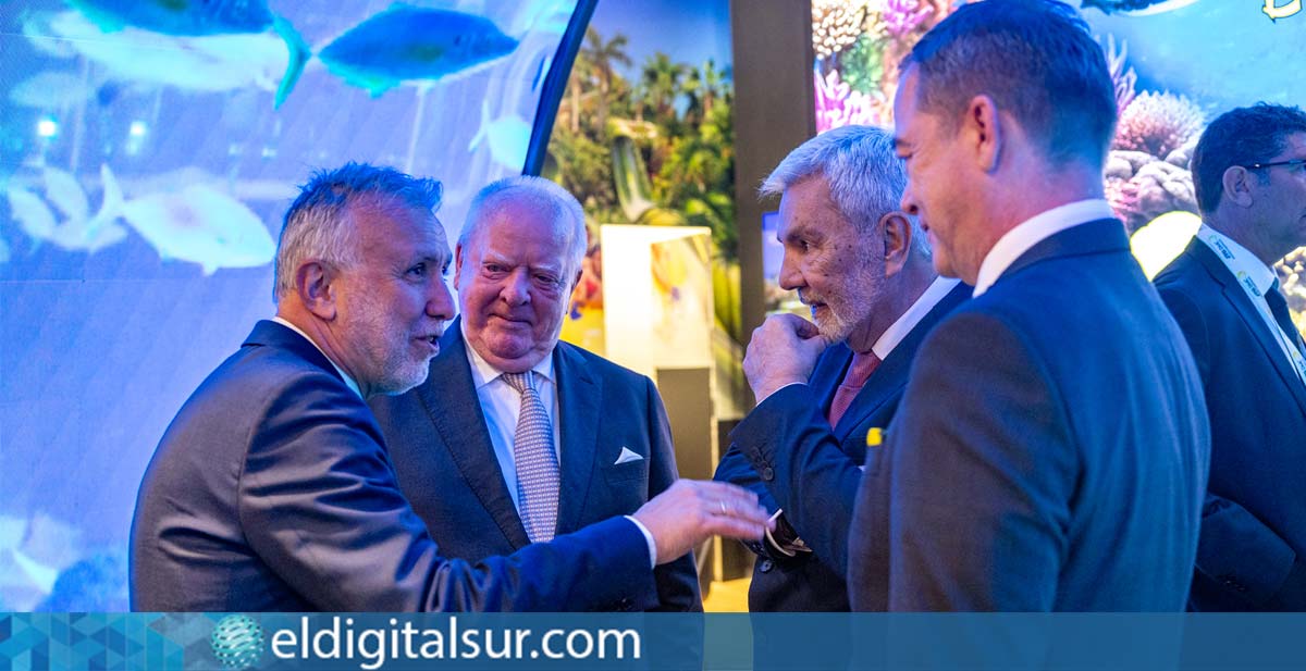 El alcalde de Adeje, José Miguel Rodríguez Fraga, junto al ministro de Política Territorial, Ángel Víctor Torres, y los propietarios de Loro Parque y Siam Park, Wolfgang y Christoph Kiessling, durante un encuentro en Fitur 2025