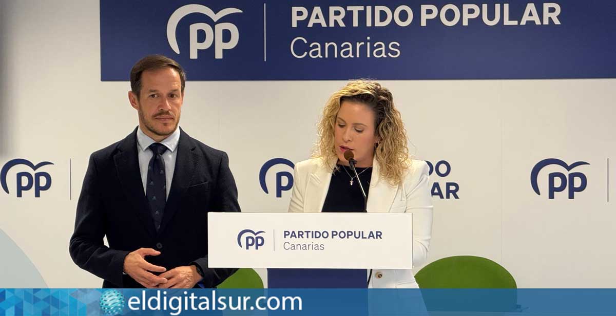 Laura Lima y Mariano H. Zapata durante la rueda de prensa en Gran Canaria, donde presentaron las propuestas del PP para garantizar ayudas a los afectados por la erupción de La Palma y la mejora de las pensiones y transporte público