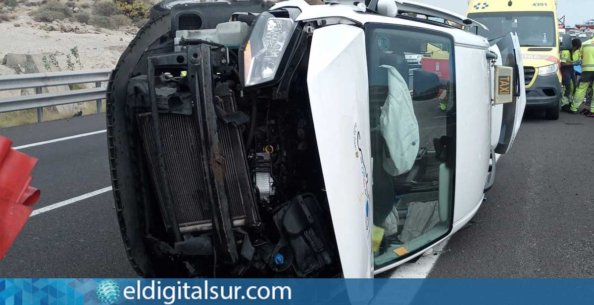 El taxi volcado en la TF-1 a su paso por Arico, Tenerife