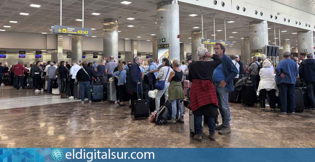 Usuarios esperando en extensas filas en el Aeropuerto de Tenerife Sur