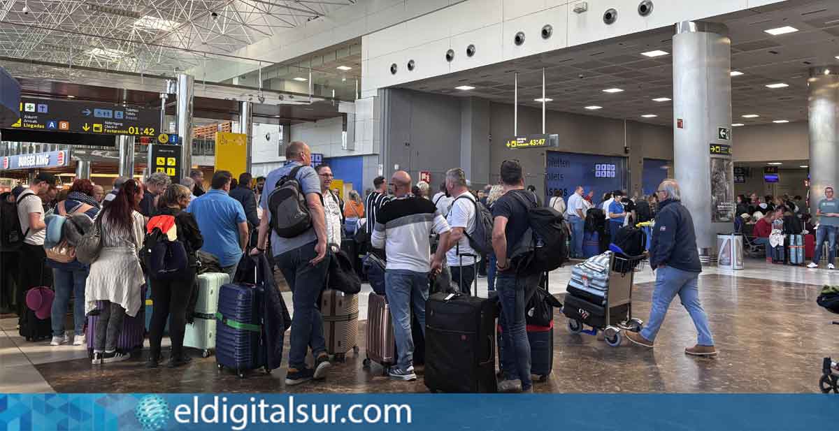 Pasajeros formando largas colas en el Aeropuerto de Tenerife Sur