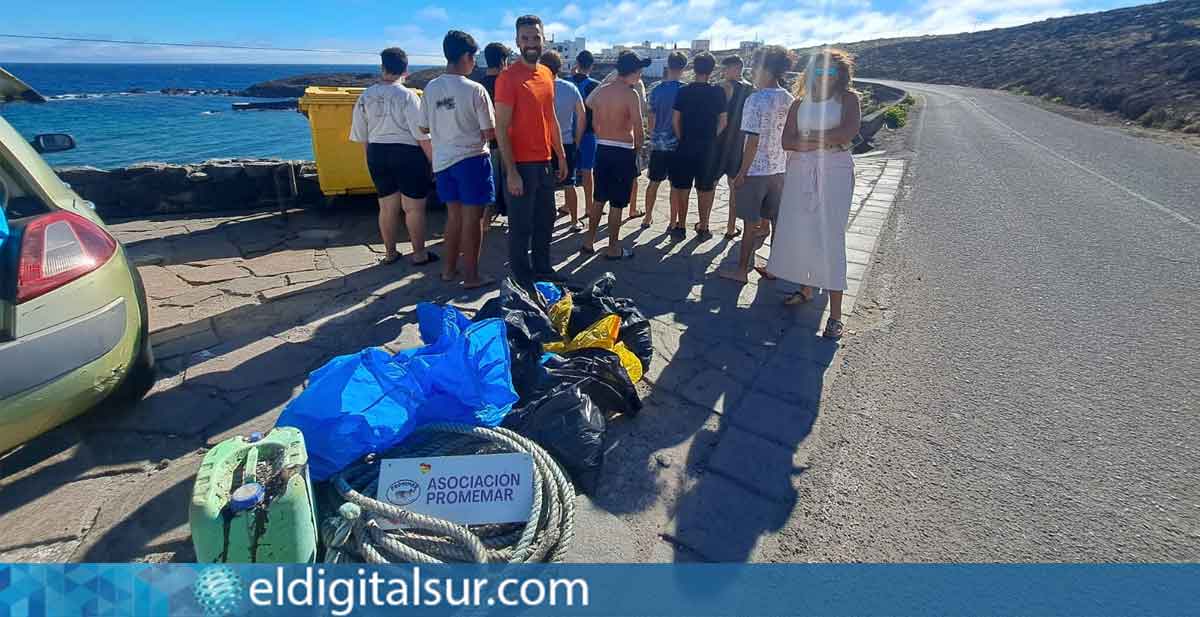 Alumnos del CIFP Virgen de Candelaria y miembros de la Asociación Promemar recogen residuos en Playa Grande, El Poris