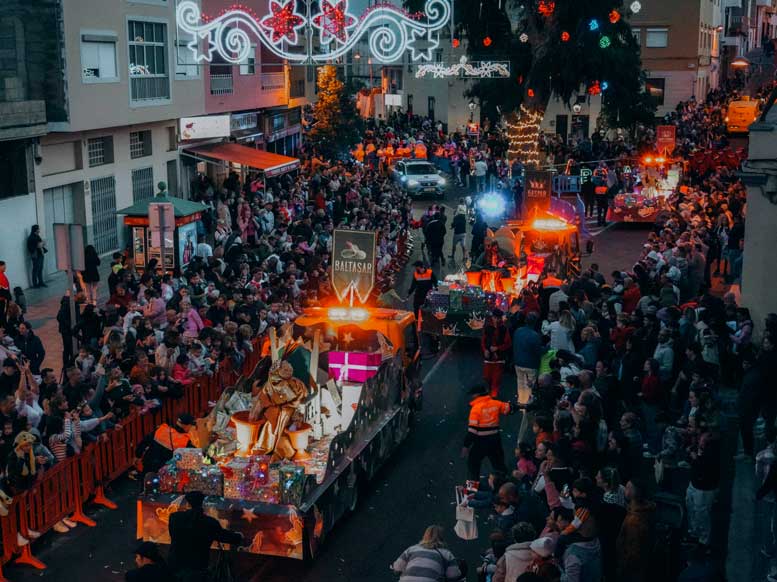 Reyes Magos desfilan por las calles de Granadilla de Abona en la Gran Cabalgata