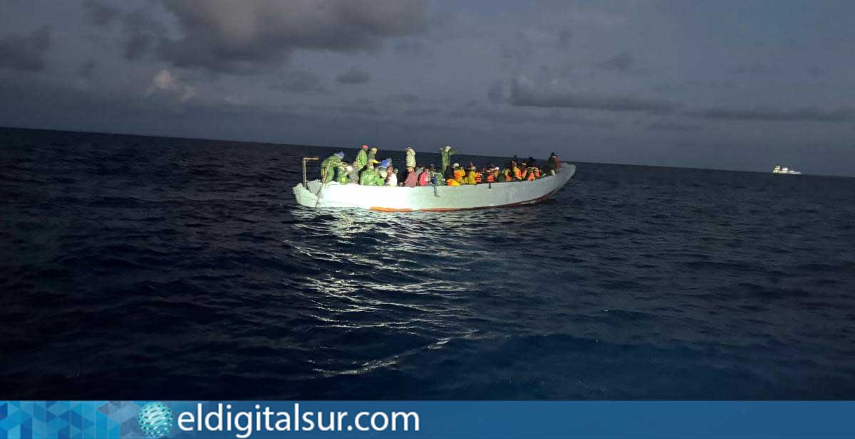 Patera en el mar durante un operativo de rescate en Canarias / Foto: @salvamentogob