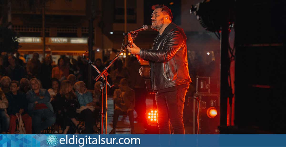 Ismael Serrano durante su actuación en la plaza de El Médano