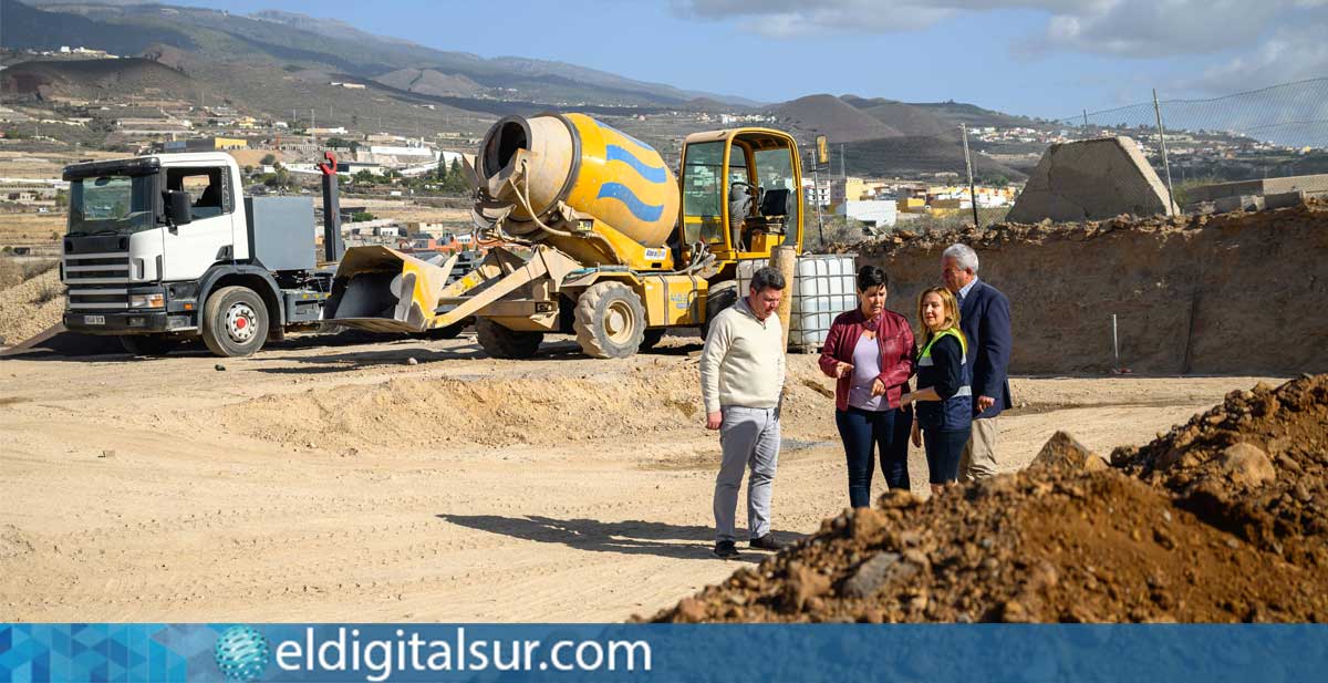 La presidenta del Cabildo, Rosa Dávila, junto al alcalde de San Miguel, Arturo González, y la consejera Blanca Pérez, durante la visita a las obras