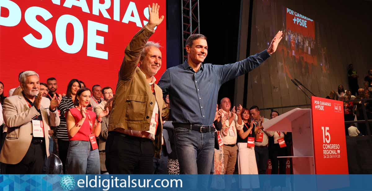 Pedro Sánchez y Ángel Víctor Torres juntos en el escenario del 15º Congreso Regional del PSOE Canarias