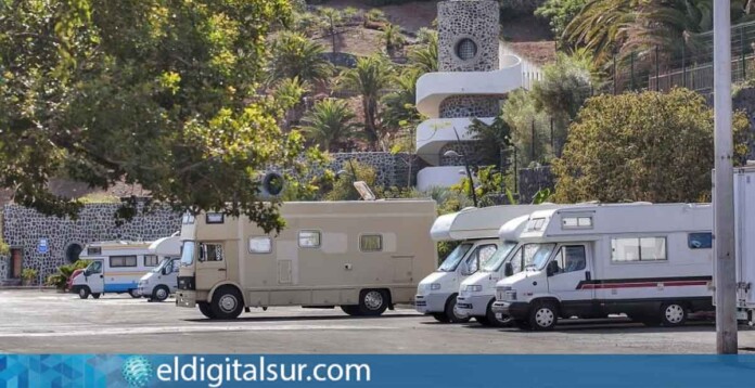 Autocaravanas estacionadas en la zona habilitada del Palmetum