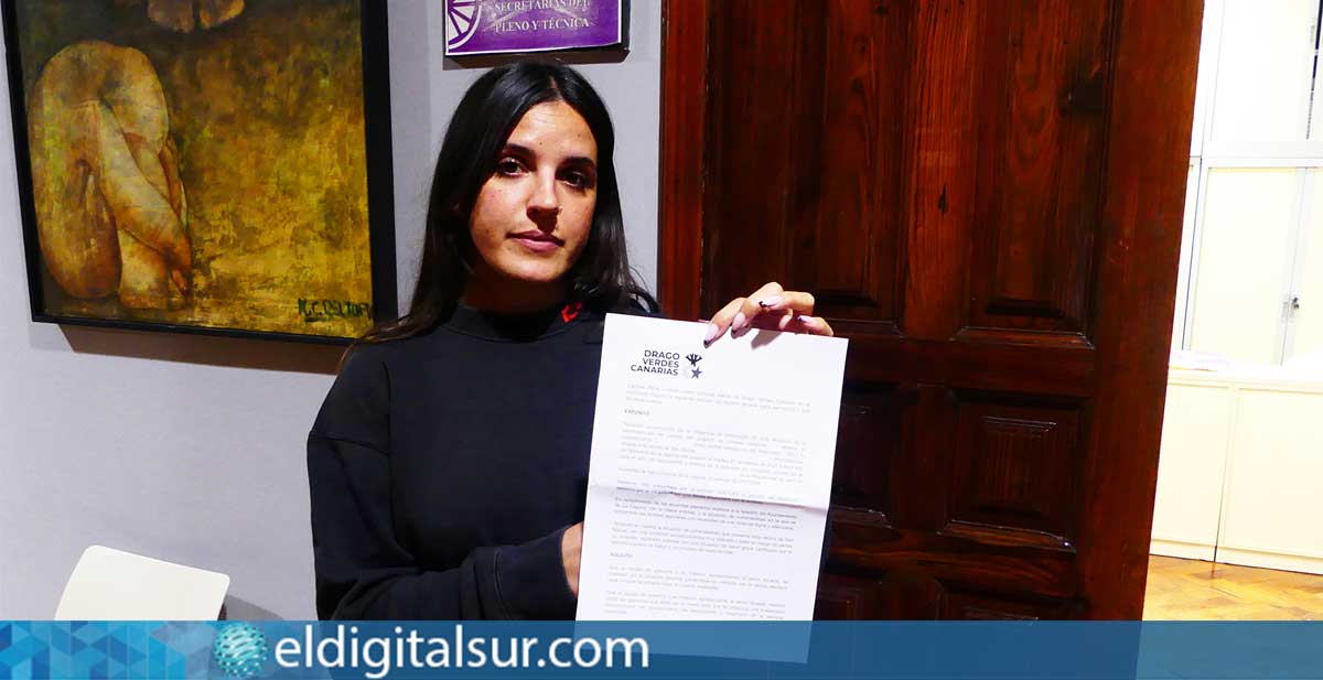 Carmen Peña, concejala de Drago Verdes Canarias, tras registrar la solicitud formalmente en el Ayuntamiento de La Laguna