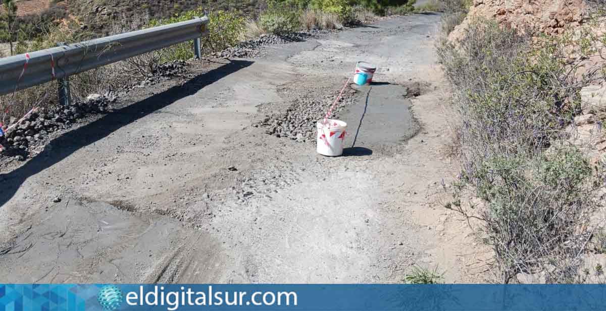 Estado actual de la carretera de El Contador, que presenta importantes desperfectos y huecos que ponen en riesgo la seguridad de los conductores y vecinos de la zona