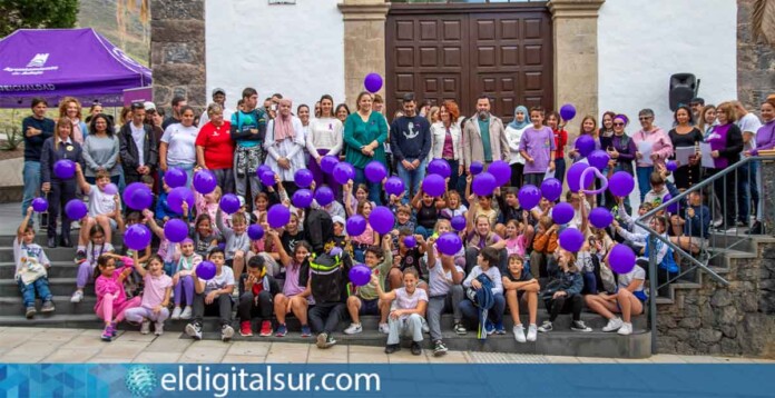 Concentración en Adeje durante el 8M, con actividades y eventos programados para conmemorar el Día Internacional de las Mujeres.
