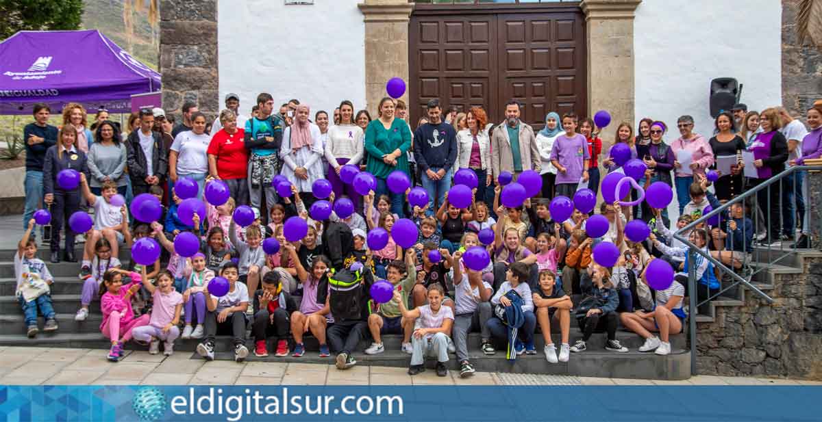 Concentración en Adeje durante el 8M, con actividades y eventos programados para conmemorar el Día Internacional de las Mujeres.