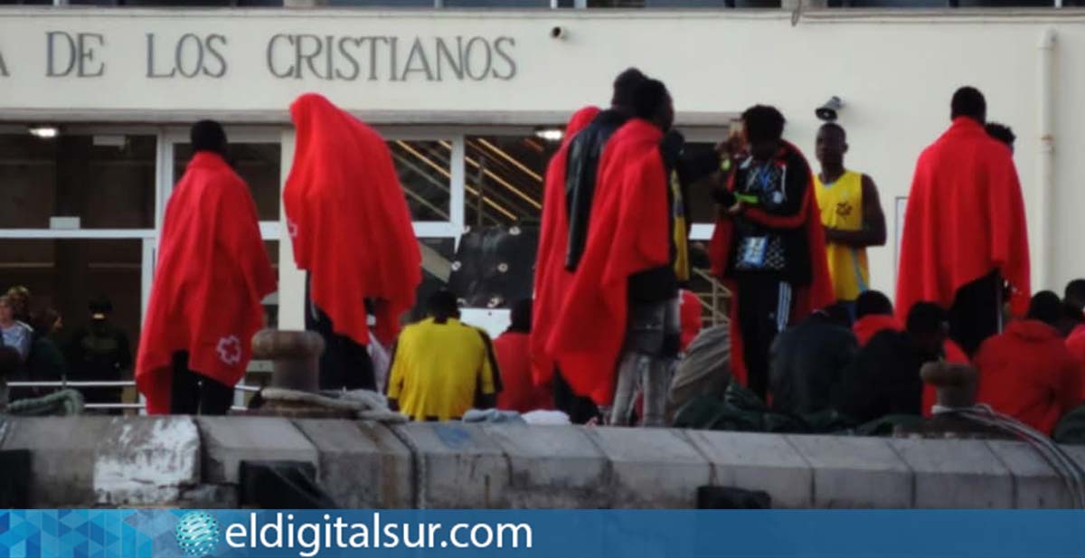 Migrantes tras su llegada al puerto de Los Cristianos (Tenerife)