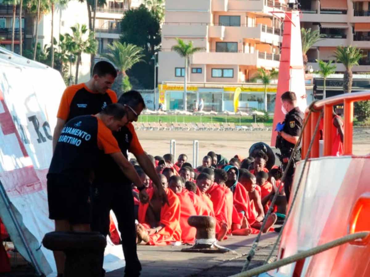 Voluntarios y personal médico brindan primeros auxilios a los migrantes tras su llegada al puerto de Los Cristianos