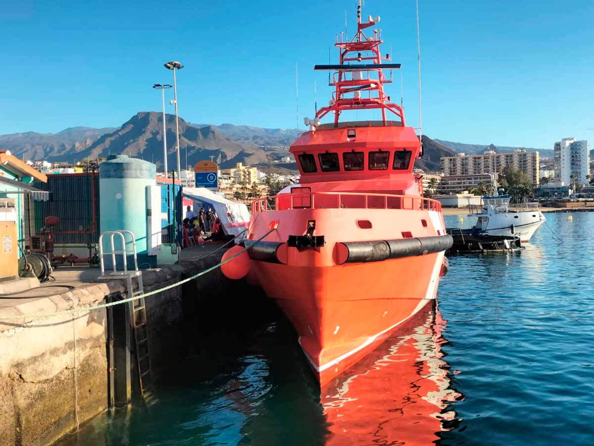 La Guardamar Talía, junto al puesto de la Cruz Roja en el puerto de Los Cristianos, donde los migrantes son atendidos