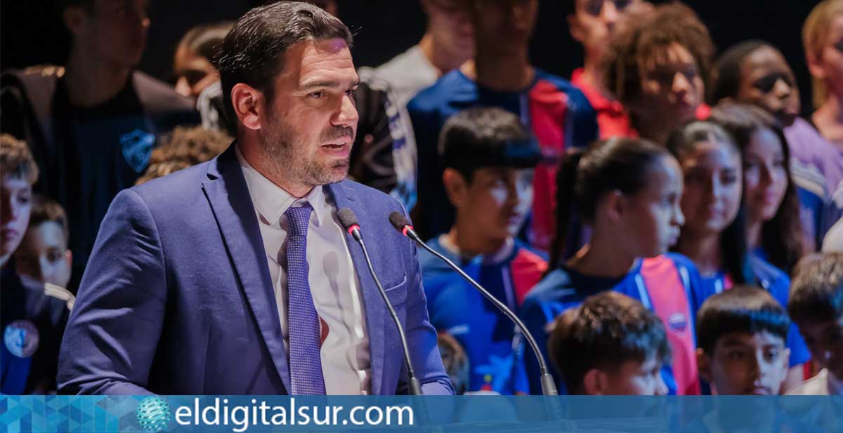 El concejal de Deportes de Arona, Luis Sierra, durante su discurso