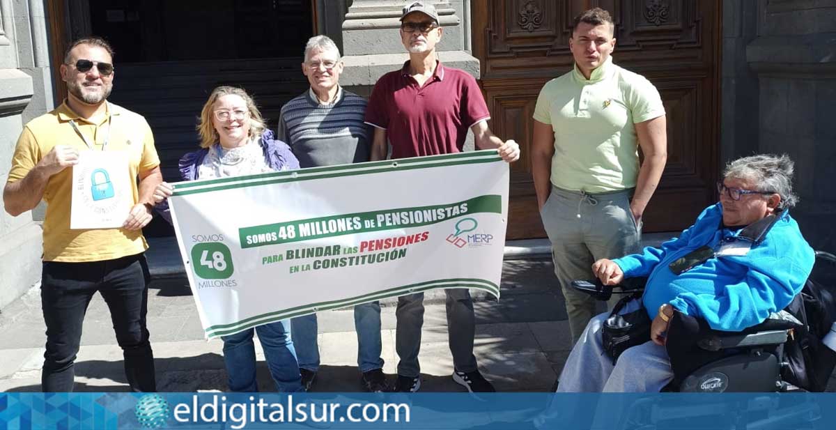 Participantes en Santa Cruz de Tenerife, movilizándose frente al Ayuntamiento