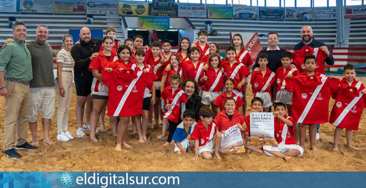 Miembros del grupo de gobierno de Granadilla de Abona entregan la nueva ropa de brega a los jóvenes luchadores de la escuela de lucha canaria