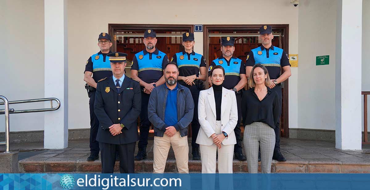 Los cinco nuevos oficiales en prácticas de la Policía Local de Arona, junto a la alcaldesa Fátima Lemes, el concejal Héctor Reyes, la concejala Devi Pereyra y el subcomisario David Oliva