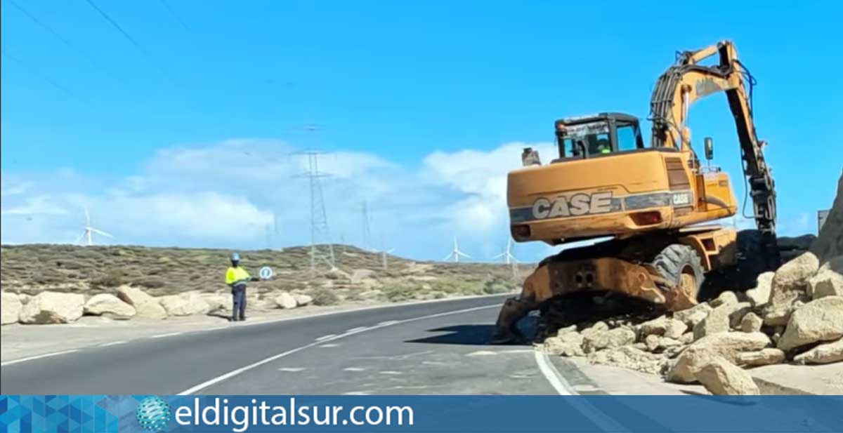 Maquinaria rompiendo piedra en la carretera de la Villa de Arico