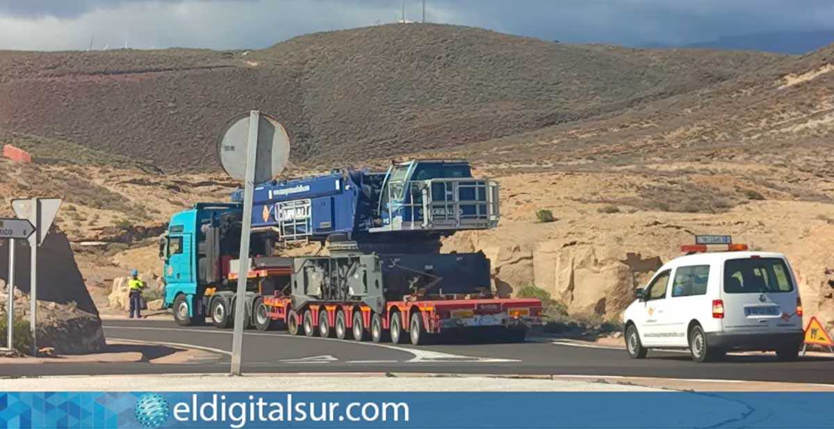 Imagen del transporte de maquinaria pesada en la carretera