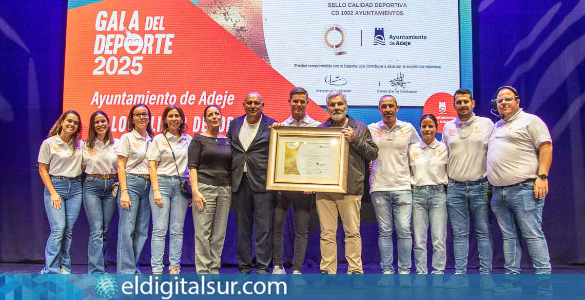 El alcalde de Adeje, José Miguel Rodríguez Fraga, recibe el Sello de Calidad Deportiva Sport Quality durante la X Gala del Deporte de Adeje, en presencia de representantes del IINS