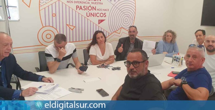 Momento de la firma del pacto salarial entre los sindicalistas de base y la empresa del Hotel Spring Vulcano