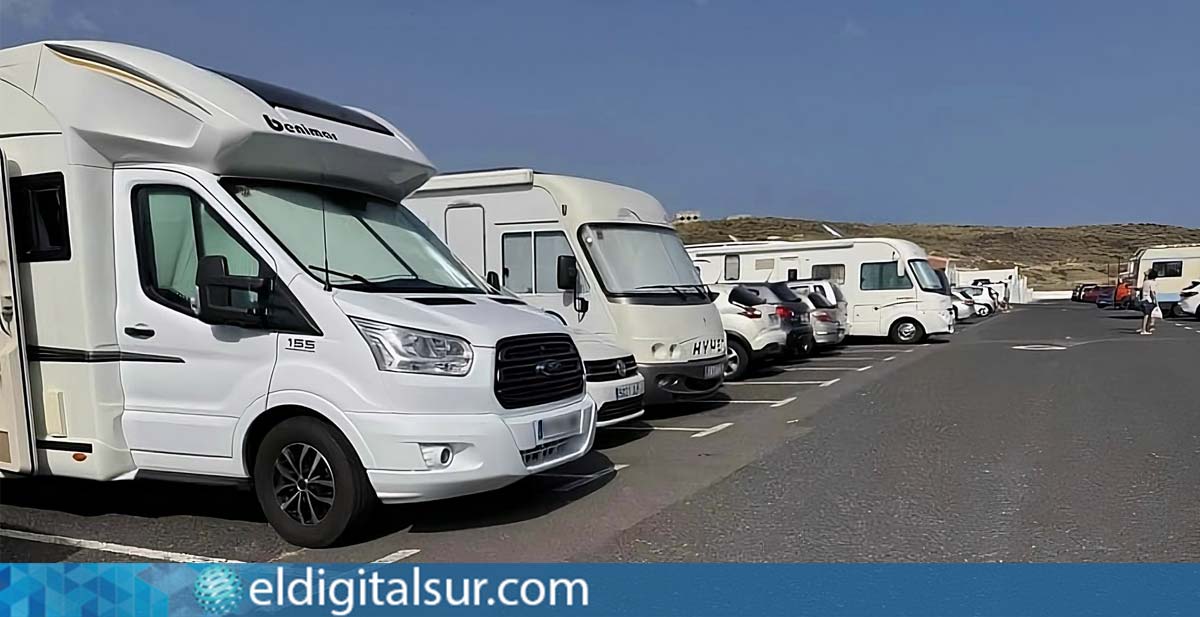 Autocaravanas estacionadas en el sur de Tenerife