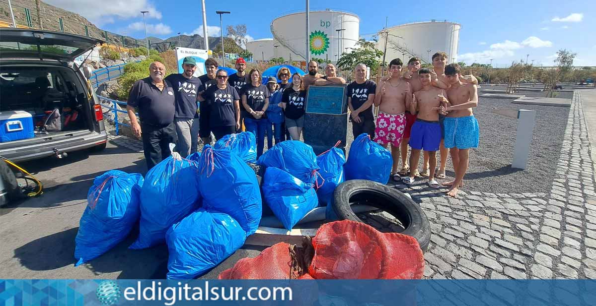 Voluntarios de la Asociación Promemar durante la jornada de limpieza