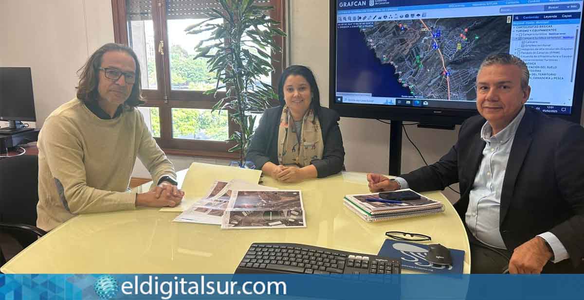 Ricardo Vargas, Patricia León y Dámaso Arteaga durante la reunión en la que abordaron el estado de las carreteras de Adeje