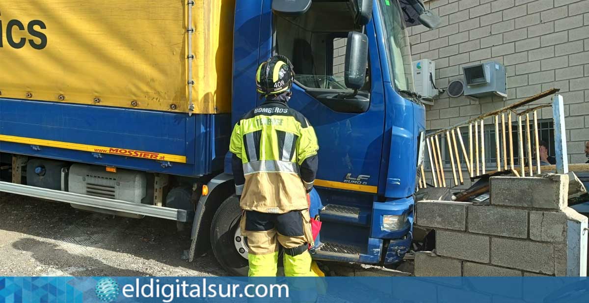 Un camión salió de la vía y colisionó contra un muro