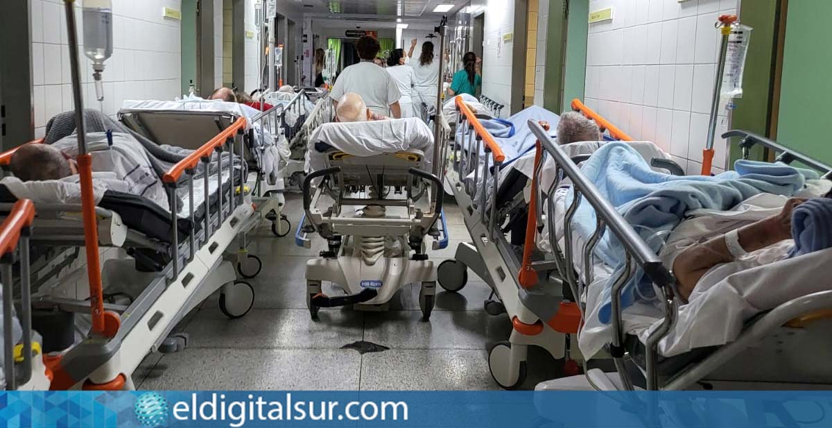 Pacientes aguardando atención en las camillas ubicadas en el pasillo del servicio de Urgencias del Hospital Universitario de Canarias