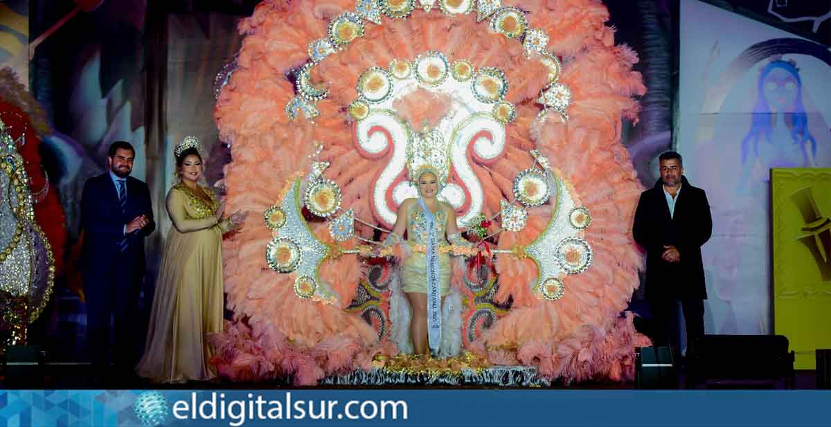 Yaneli Carballo, segunda dama de honor del Carnaval Internacional de Puerto de la Cruz 2025, con su traje "Adiós Tristeza" diseñado por Las Tres Ramos.