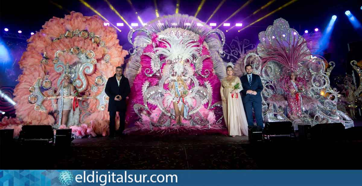 Las candidatas al título de Reina del Carnaval Internacional de Puerto de la Cruz 2025, desfilando con sus impresionantes fantasías junto a las autoridades locales 