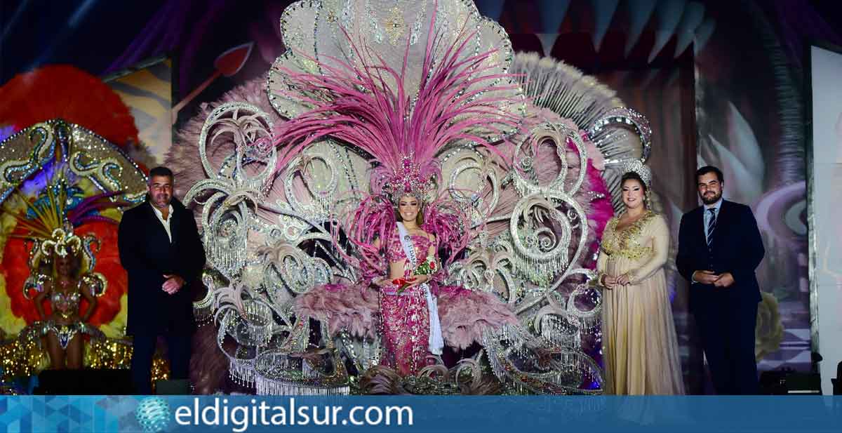 Paola Medina, primera dama de honor del Carnaval Internacional de Puerto de la Cruz 2025, luciendo su fantasía "Zafira" diseñada por Gregorio Medina Real.