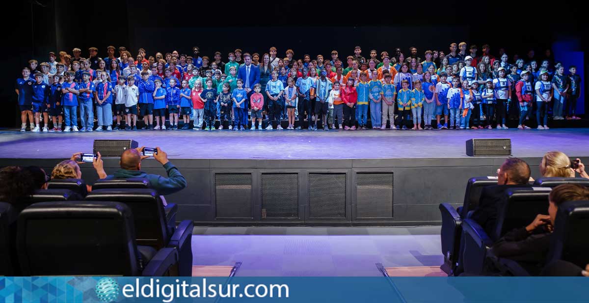 Foto grupal de la XXVII Gala del Deporte de Arona, con todos los premiados, autoridades y representantes de clubes deportivos