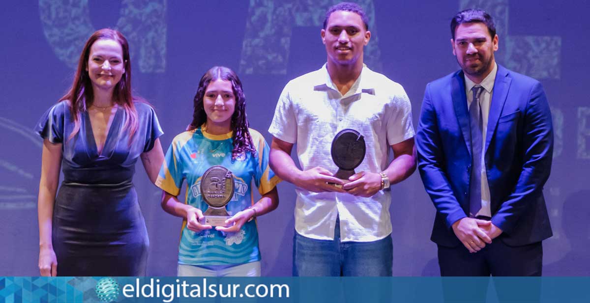 Ana González y Yolver Bandomo, acompañados por la alcaldesa Fátima Lemes y el concejal de Deportes Luis Sierra, durante la entrega de los premios