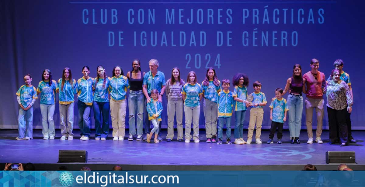 Ruth Martín, concejala de Servicios Sociales, entregando el premio al Mejor Club con Prácticas en Igualdad al Club Atletismo Arona