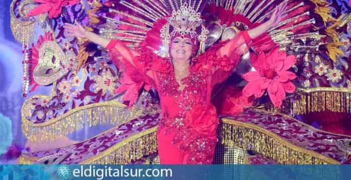 Ana López González, Gran Dama del Carnaval de Puerto de la Cruz 2025, luce su fantasía "Amore", un diseño de Nairomi Acosta y Sito Rouvas