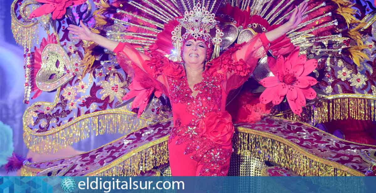 Ana López González, Gran Dama del Carnaval de Puerto de la Cruz 2025, luce su fantasía 