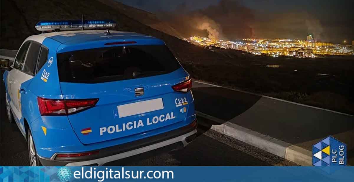 Vista de Los Cristianos donde se aprecian los focos de incendio que arrasaron varios vehículos en la madrugada del 11 de febrero