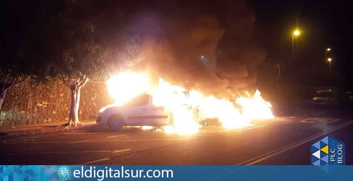 Un coche en llamas en el momento en que el incendio se desataba en Los Cristianos