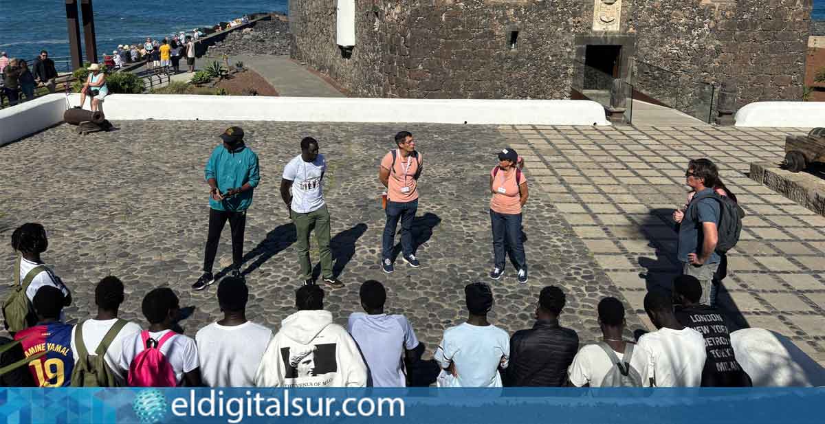 Grupo de migrantes participando en la ruta de acogida organizada en Puerto de la Cruz