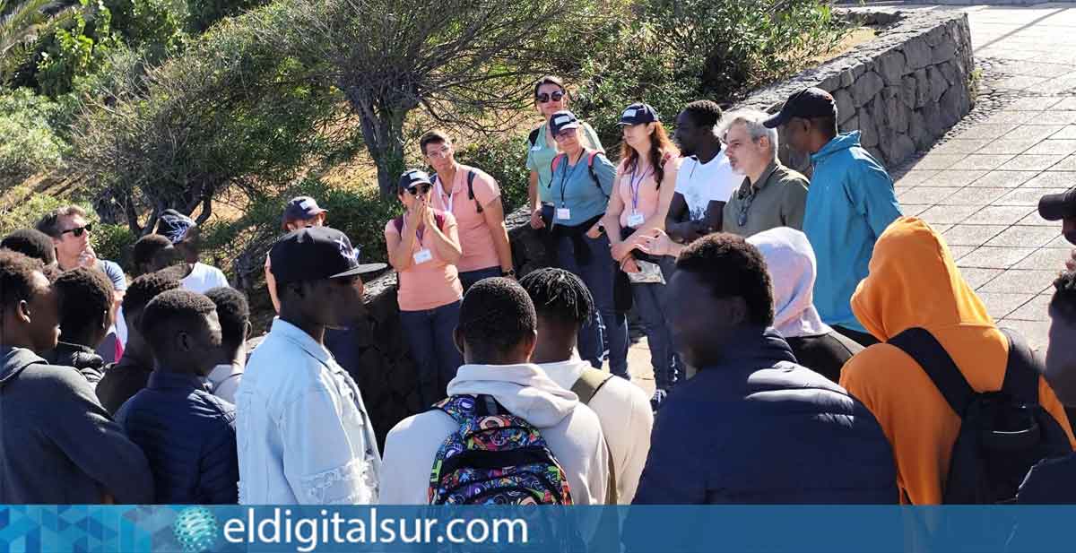 Grupo de migrantes participando en la ruta de acogida organizada en Puerto de la Cruz